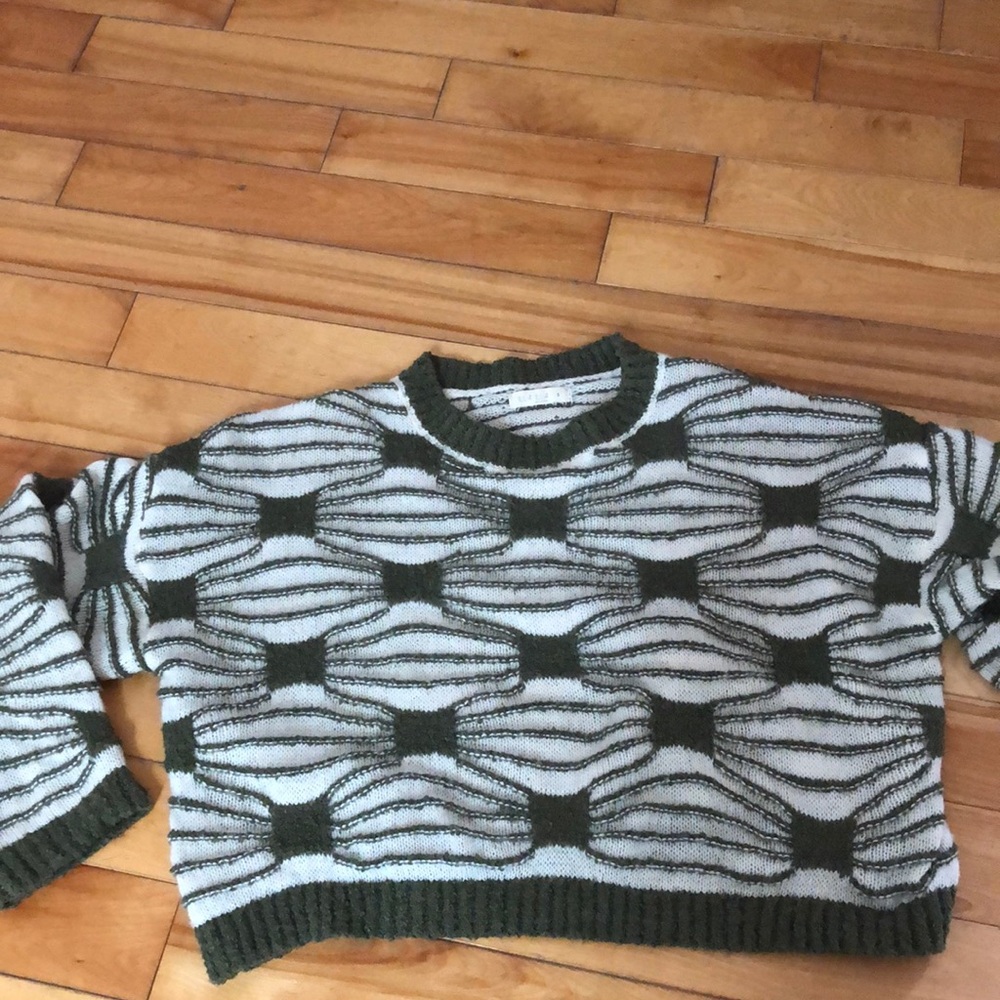 Beautiful fall sweater - airy not too thick. More of a crop style .